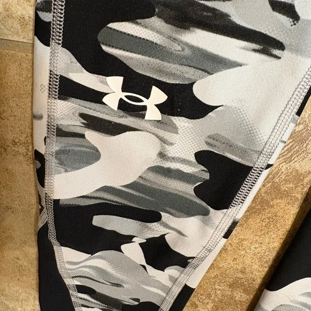👟UNDER ARMOUR Camo Leggings